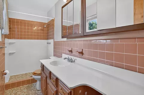 Bath - 4451 Bonnymede St, Jackson, MI 49201 photo 1 of 6