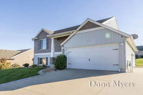 460 Green Ridge Dr SE, Caledonia, MI 49316