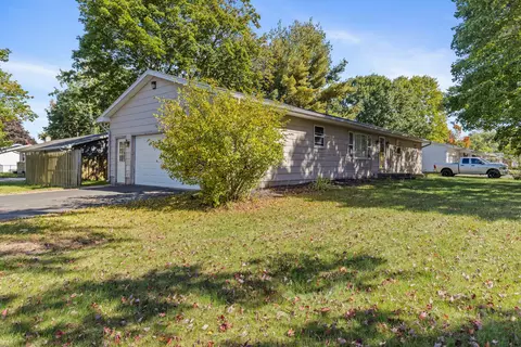 704 E Oak St, Greenville, MI 48838