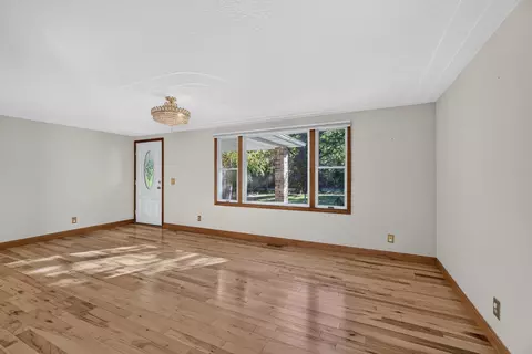 Living - 3780 Hawkins Rd, Jackson, MI 49201 photo 2 of 11
