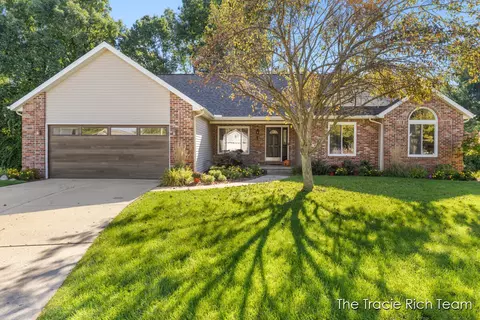 216 Glenview Ct NE, Rockford, MI 49341