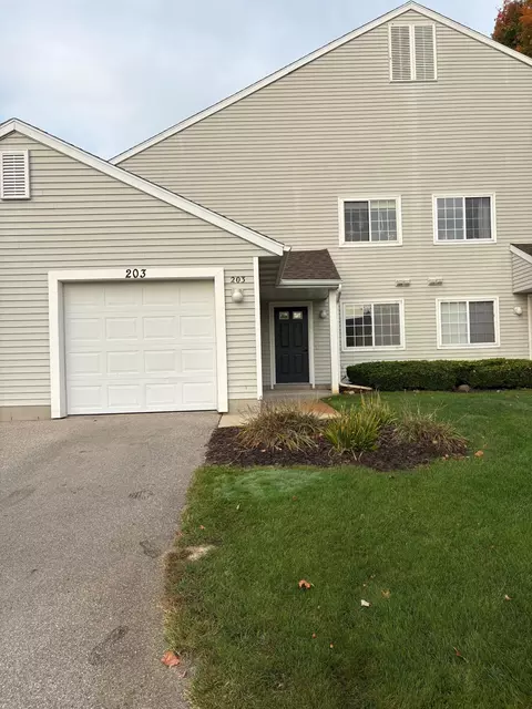203 Hunters Ln NE, Rockford, MI 49341