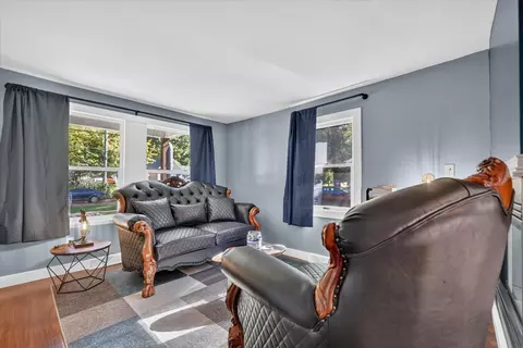 Living - 407 High St, Marshall, MI 49068 photo 2 of 4
