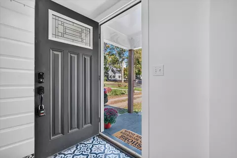 Entry Way - 407 High St, Marshall, MI 49068 photo 1 of 4