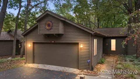 2411 Highpointe Dr, Kalamazoo, MI 49008