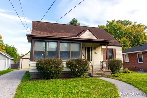 47 Farnham St SE, Kentwood, MI 49548