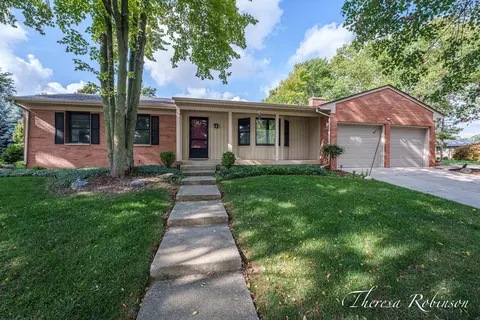 2147 Dewberry Dr NE, Grand Rapids, MI 49505