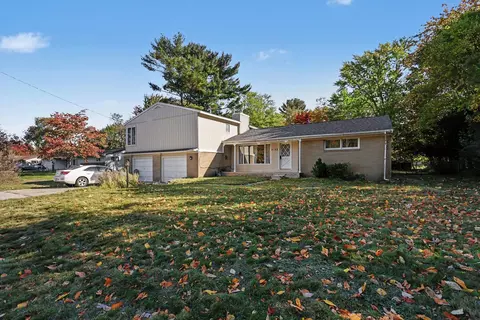 5752 Davis Rd, Muskegon, MI 49441