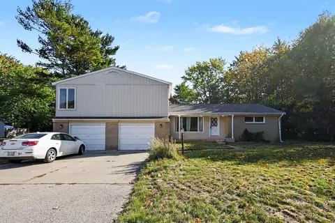 5752 Davis Rd, Muskegon, MI 49441