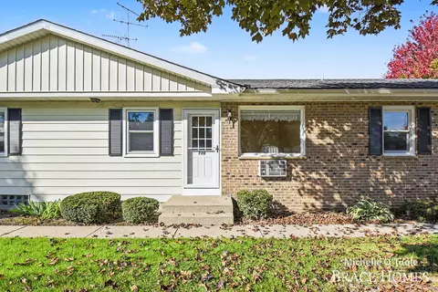 720 Andover St SE, Kentwood, MI 49548