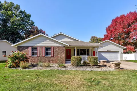 2515 Oak Forest Dr, Holland, MI 49424
