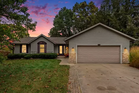 941 Niagara Dr, Lawton, MI 49065