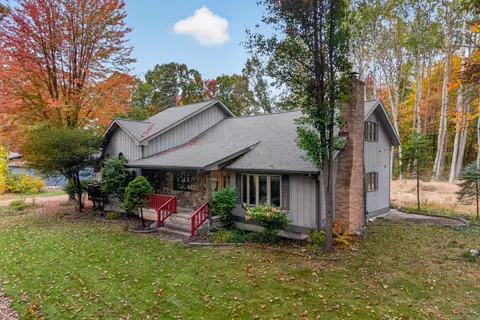 7724 W Lake Dr, Canadian Lakes, MI 49346