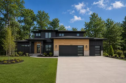 5563 Kingsfield Dr, Wyoming, MI 49418