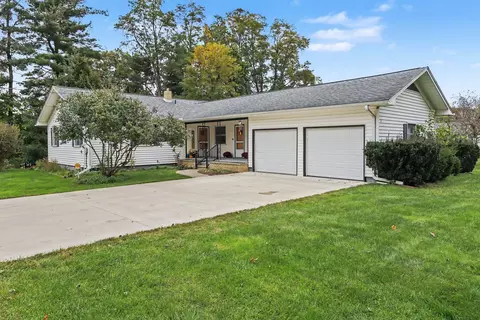 111 Lakeview Ter, Paw Paw, MI 49079