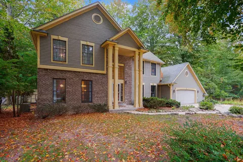 945 W Wellington Ct, Muskegon, MI 49441