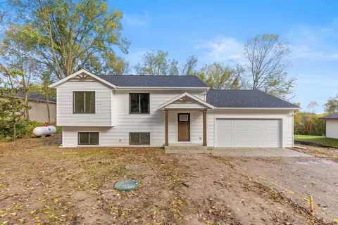 6250 W Guernsey Lake Rd, Delton, MI 49046