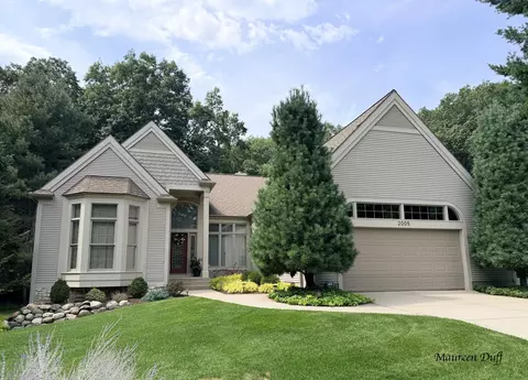 2005 Forest Glen Dr #31, Norton Shores, MI 49441