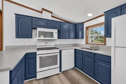 Kitchen - 10570 Case Rd, Brooklyn, MI 49230 photo 3 of 5