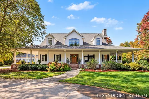 2622 Primrose Creek Dr, Fruitport, MI 49415