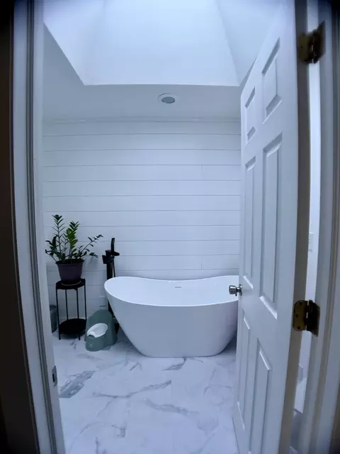 Bath - 112 Walnut St, Brooklyn, MI 49230 photo 3 of 4