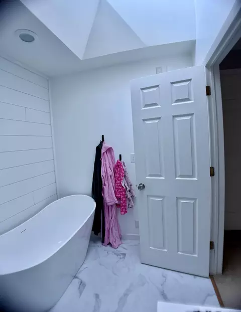 Bath - 112 Walnut St, Brooklyn, MI 49230 photo 4 of 4