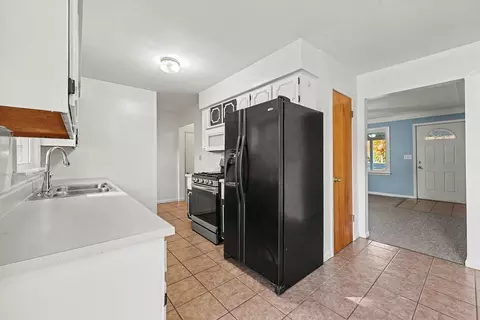 Kitchen - 12485 S Custer Rd, Dundee, MI 48131 photo 2 of 3