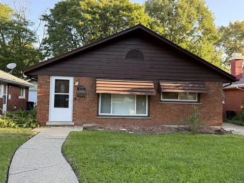 20449 Hunt Club Dr, Harper Woods, MI 48225