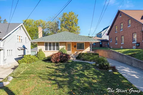 1105 4th St NW, Grand Rapids, MI 49504