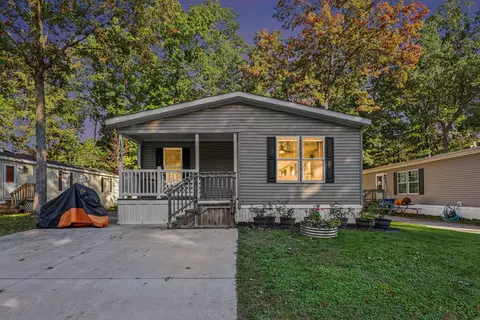 13640 Oaktree Ct, Grand Haven, MI 49417