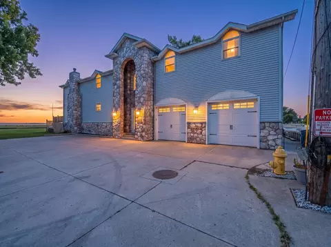 4555 Allen Cove Rd, Luna Pier, MI 48157