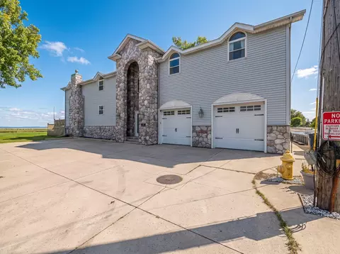 4555 Allen Cove Rd, Luna Pier, MI 48157