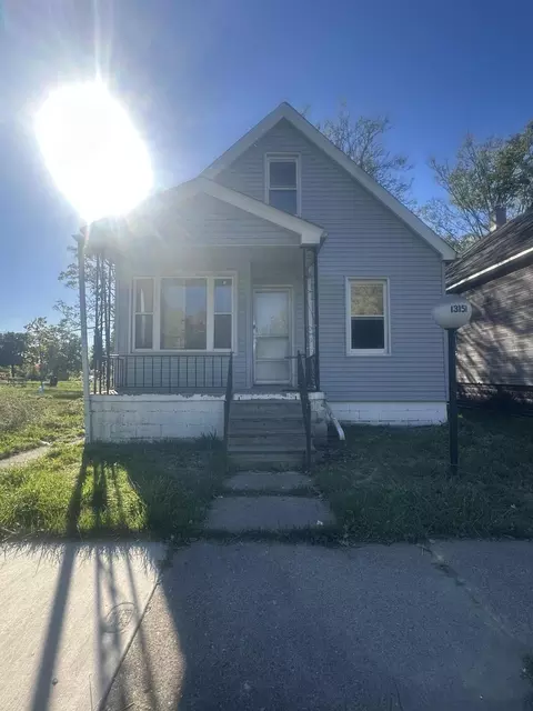13151 Mackay St, Hamtramck, MI 48212