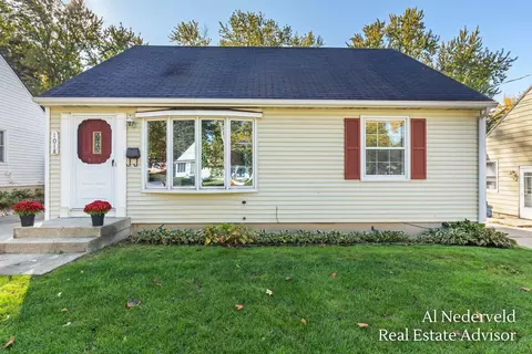 1018 Kentwood Dr NE, Grand Rapids, MI 49505