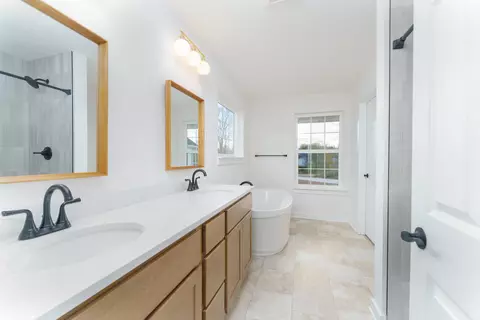 Bath - 37 Coronado Dr, Jackson, MI 49201 photo 1 of 2