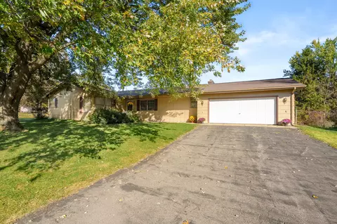 630 Hillcrest Rd, Paw Paw, MI 49079