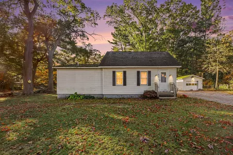 617 W River Rd, Muskegon, MI 49445