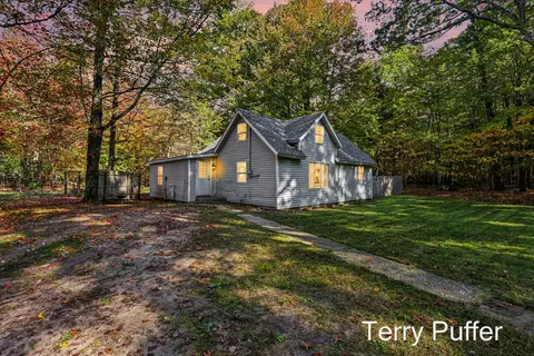 1466 N Scenic Dr, Muskegon, MI 49445