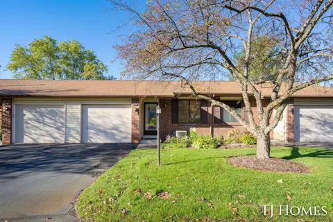8775 Courtland Dr NE, Rockford, MI 49341