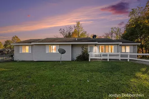 897 E Sternberg Rd, Norton Shores, MI 49441