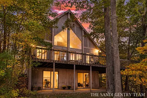 6463 Lakeshore Dr, West Olive, MI 49460
