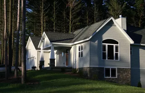 1921 Pineridge Dr, Hastings, MI 49058