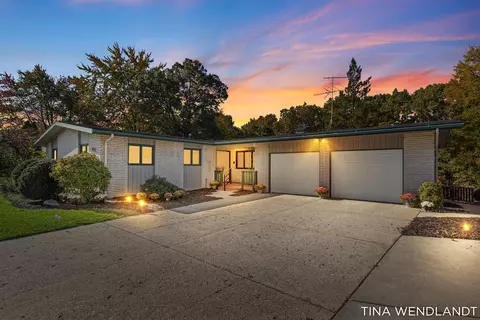 3737 Keeweenaw Dr NE, Grand Rapids, MI 49525
