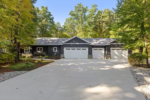 11205 Discovery Woods Dr, Greenville, MI 48838