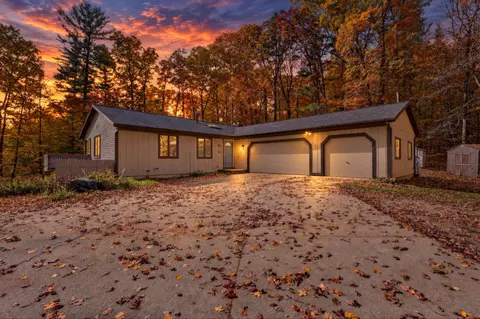 6770 Wildwood Ct, Cedar Springs, MI 49319