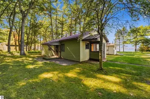 107 Sunset Ave, Cadillac, MI 49601