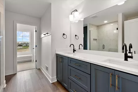 Bath - 3239 144th Ave, Dorr, MI 49323 photo 3 of 7