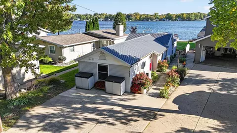 672 Lakeview Dr, Lake Odessa, MI 48849
