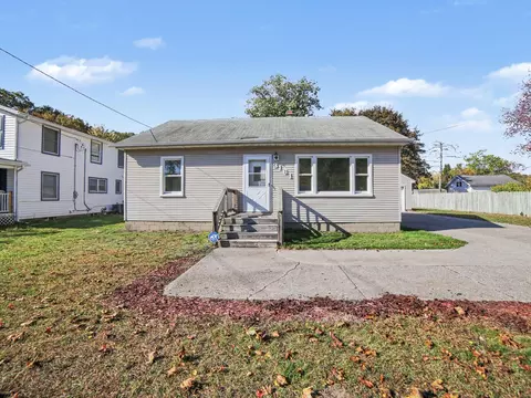 3161 Mccracken St, Norton Shores, MI 49441