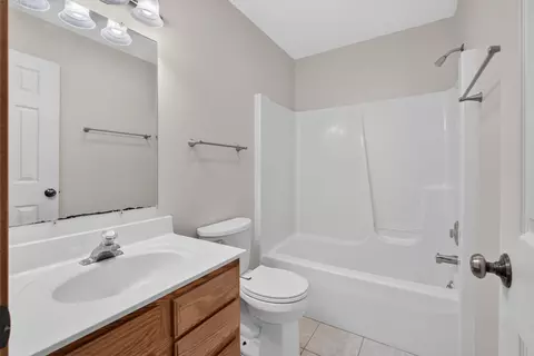 Bath - 5036 Marble St, Jackson, MI 49201 photo 3 of 3